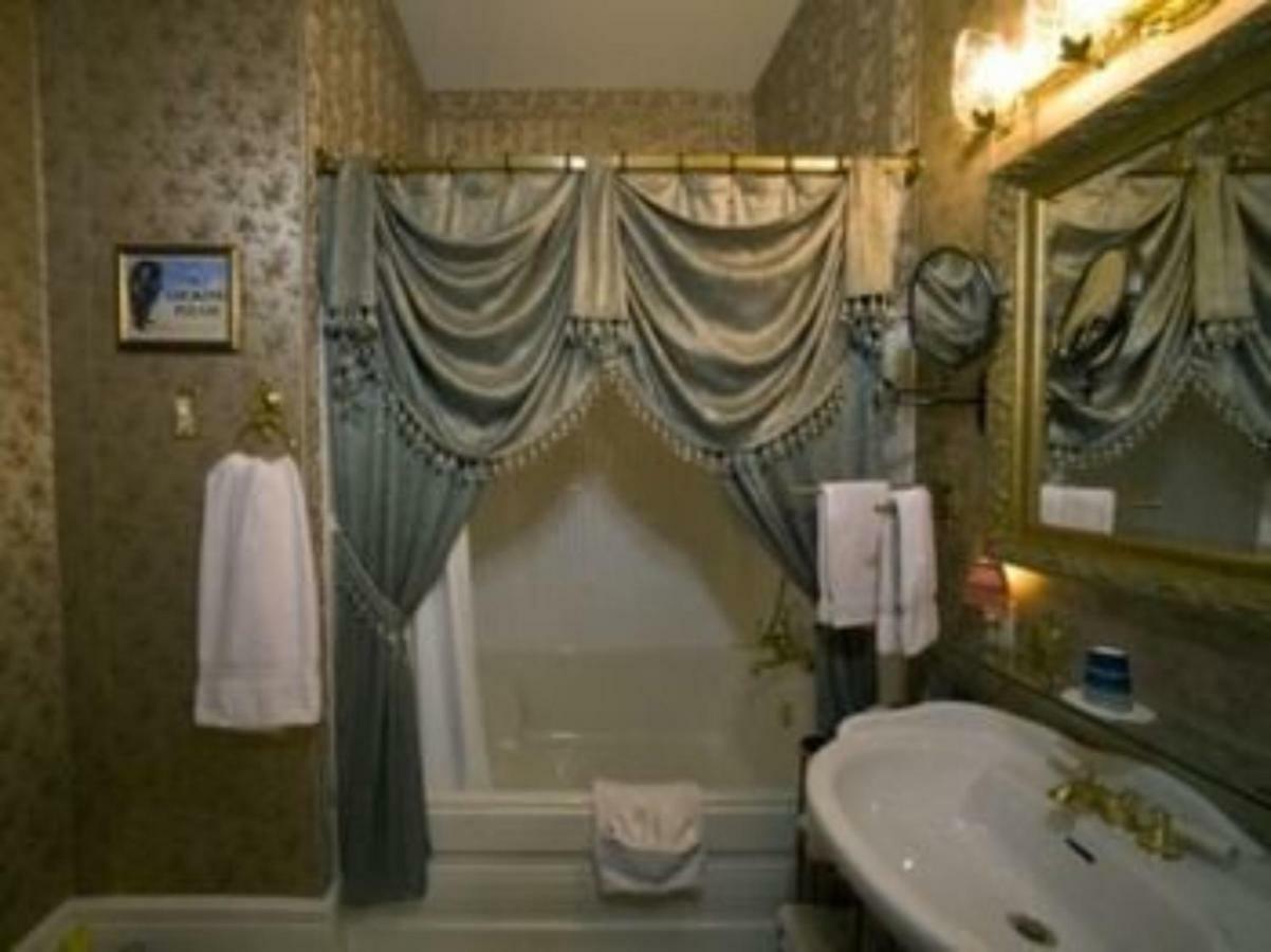 Port City Victorian Inn Muskegon Room photo